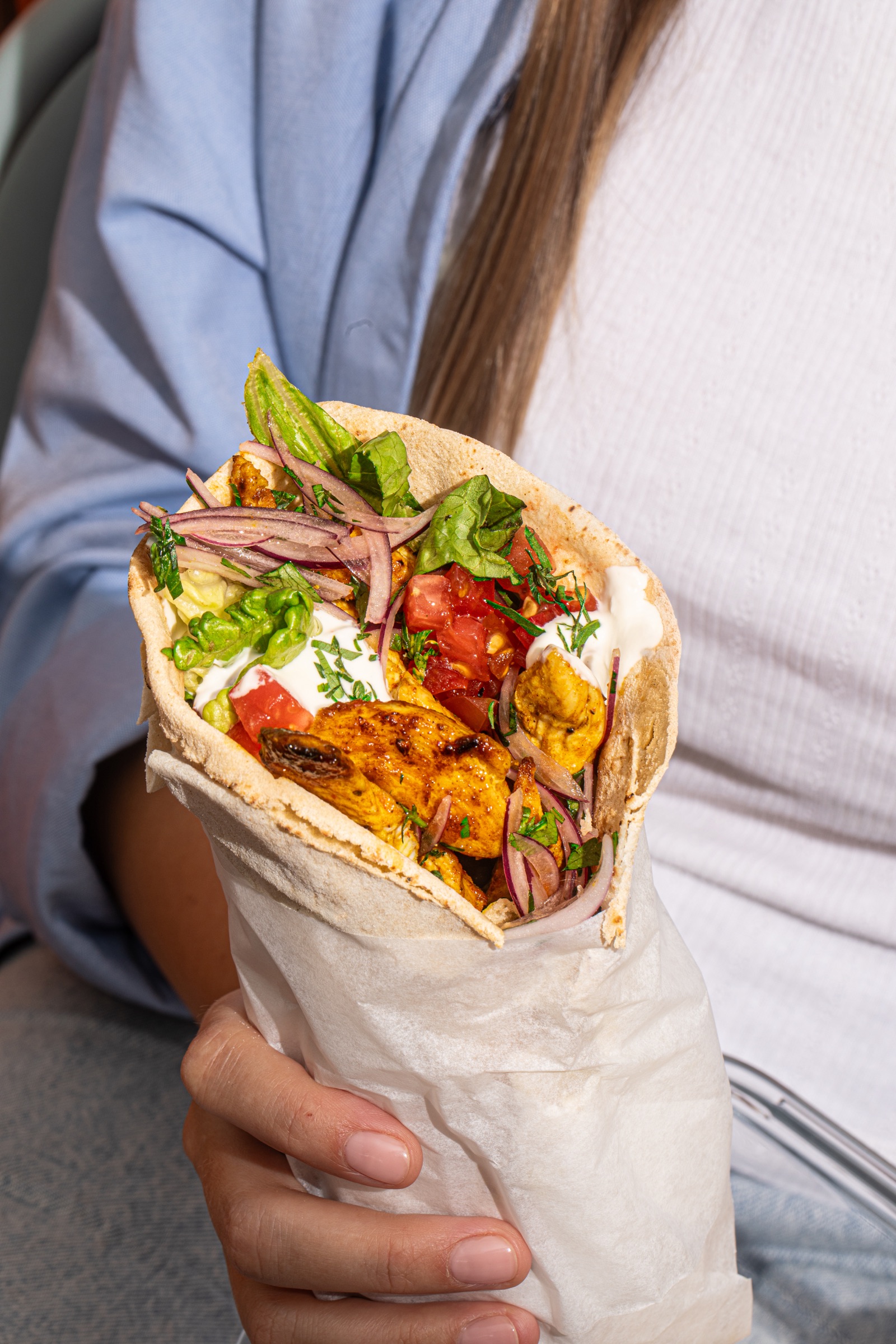 Wrap preparado con proteína y vegetales frescos