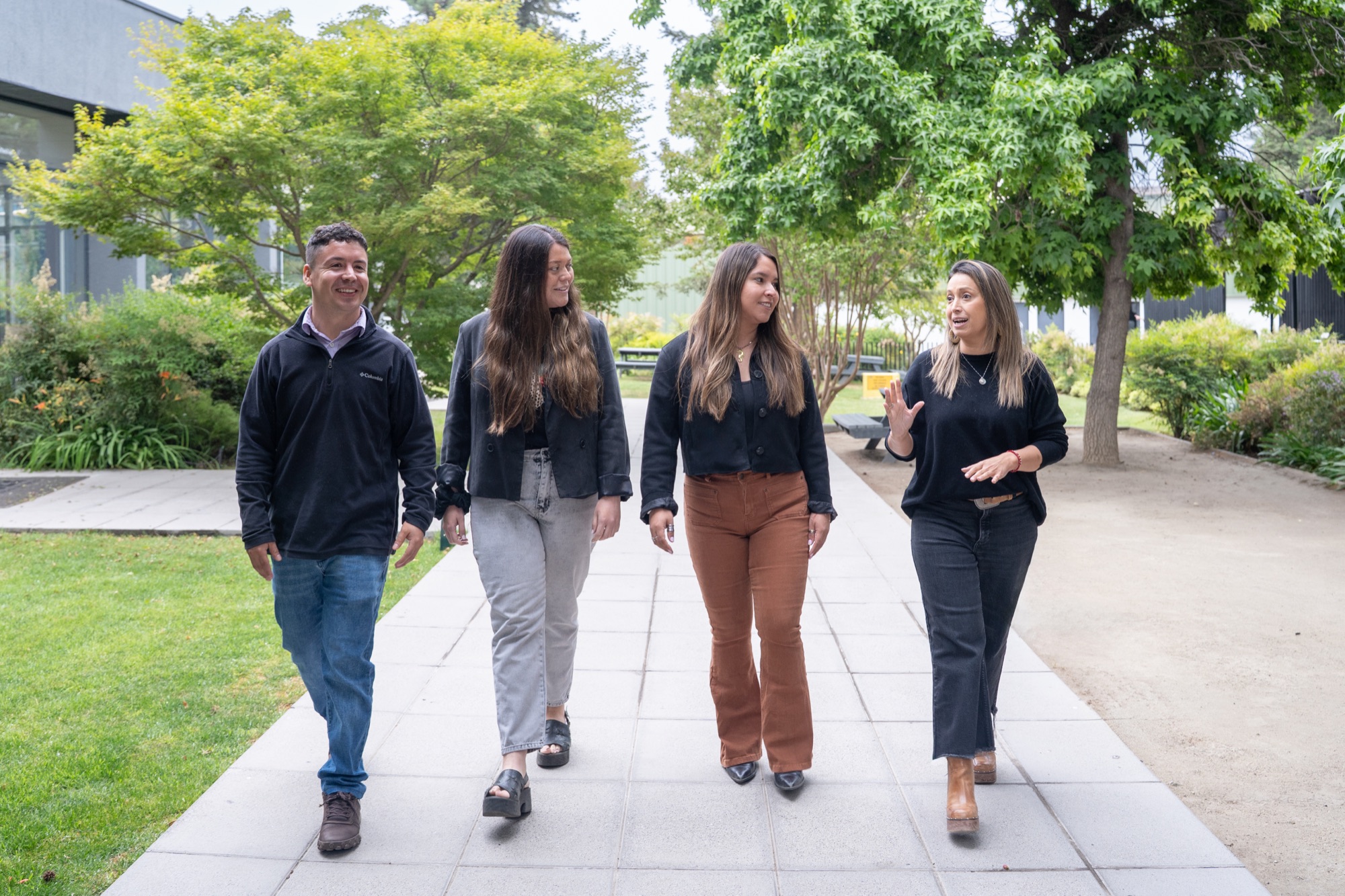 Colaboradores de Agrosuper caminando en la oficina central